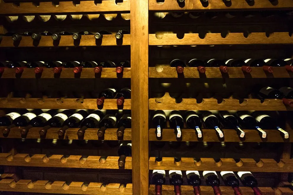 Cave avec des bouteilles de vin sur des étagères en bois