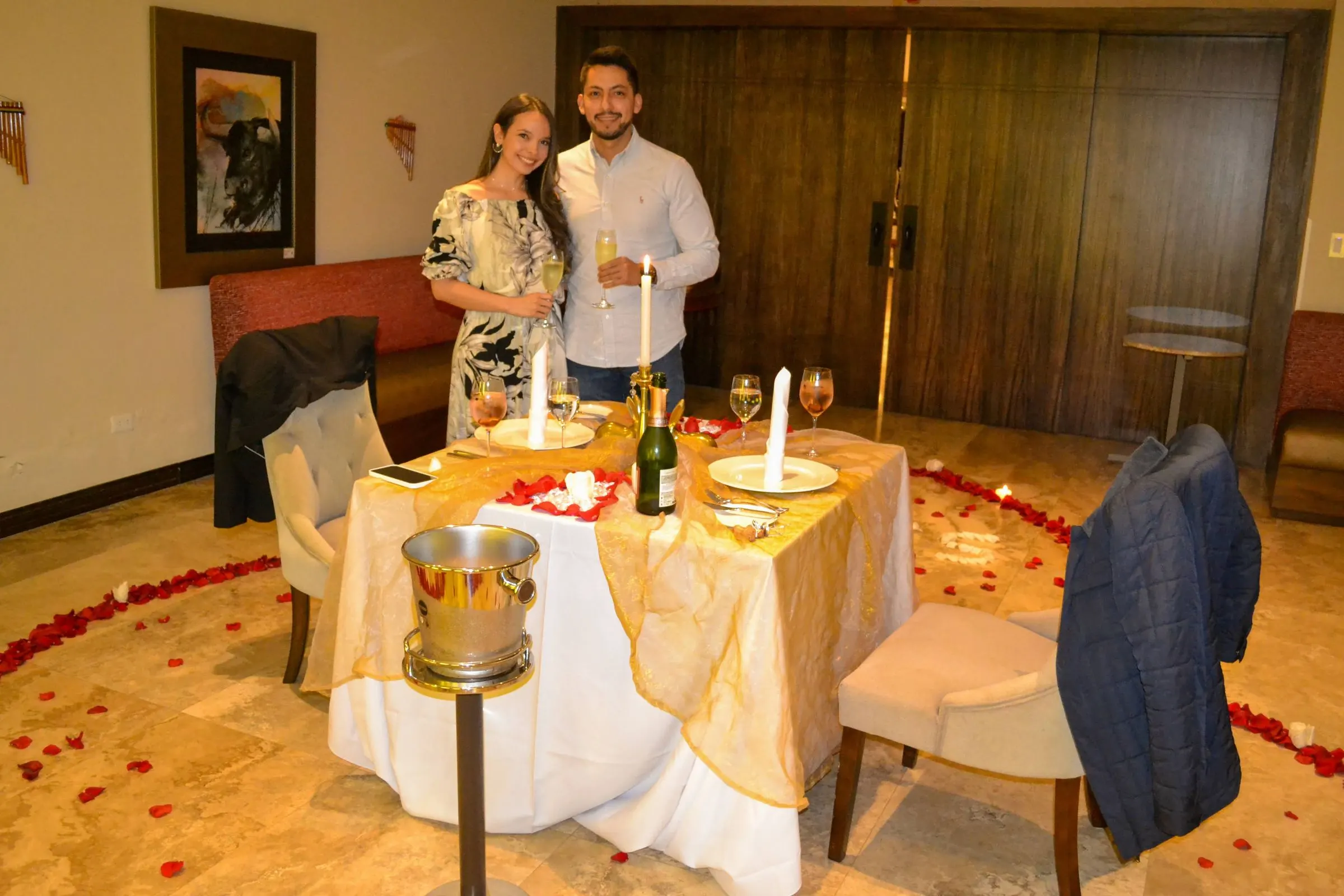 Romantisches Abendessen mit Champagner und einem Weg aus Blütenblättern