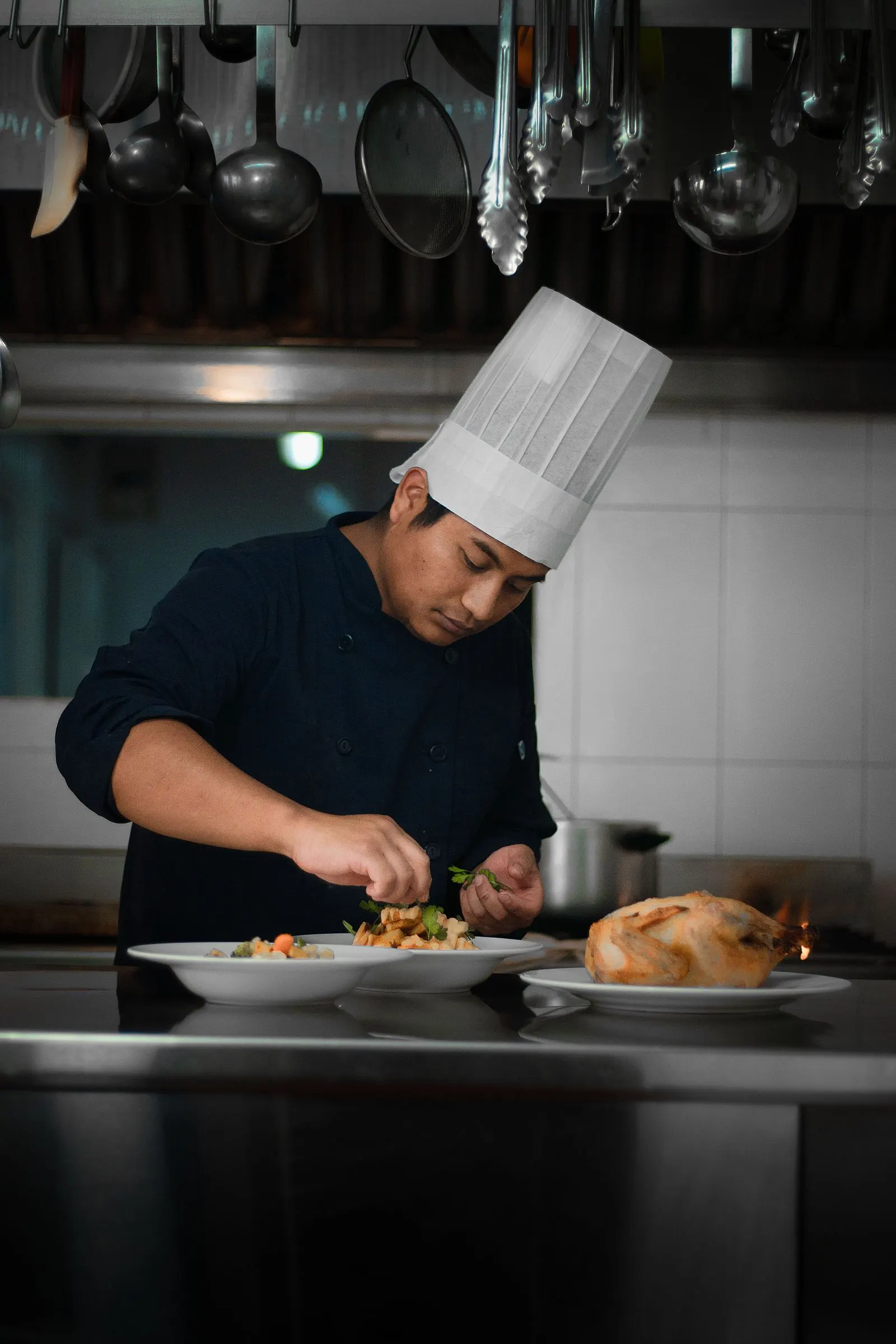 Le chef dressant une assiette dans la cuisine d’El Mirador