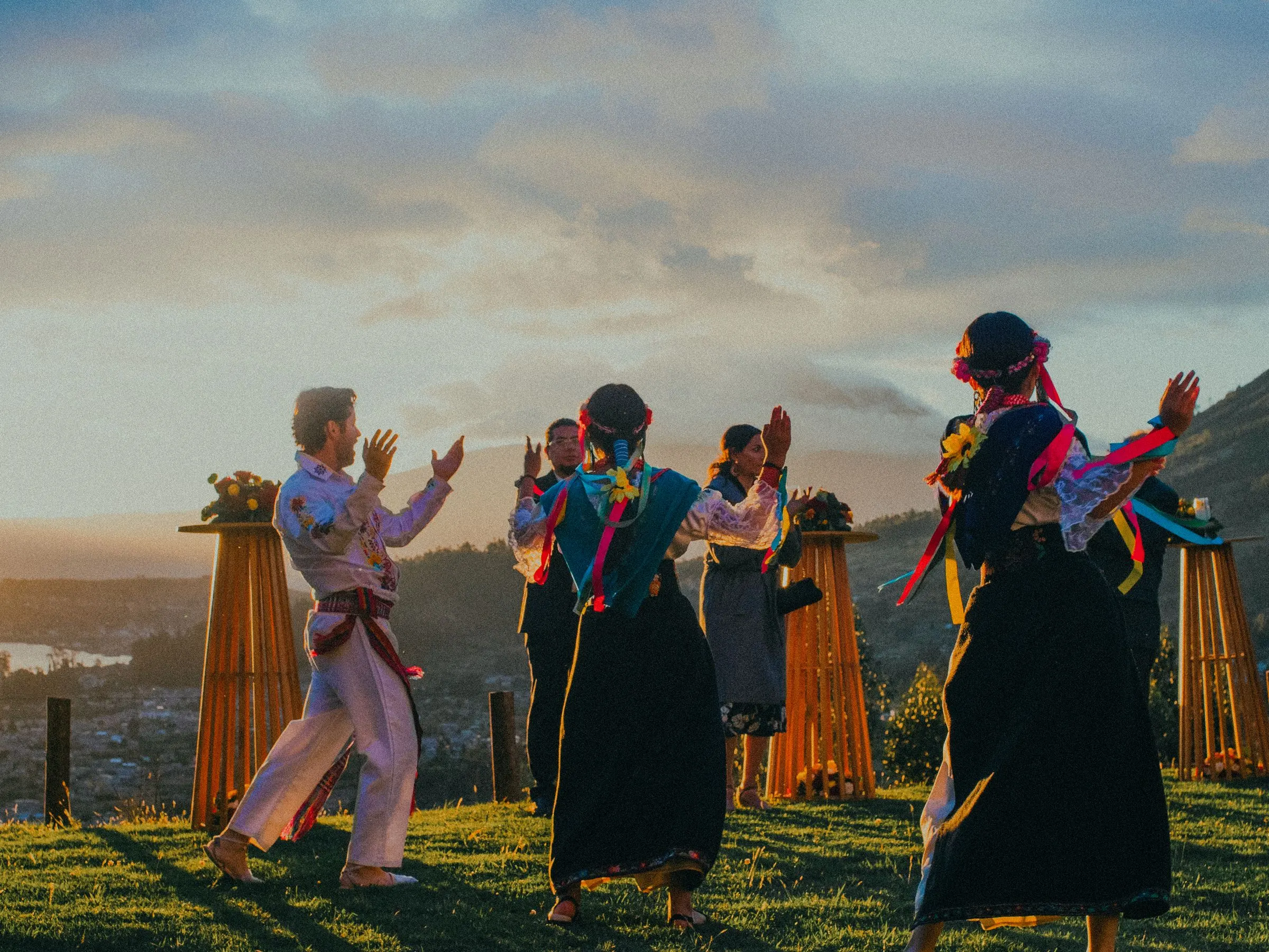 Traditioneller Tanz bei Sonnenuntergang über dem Tal
