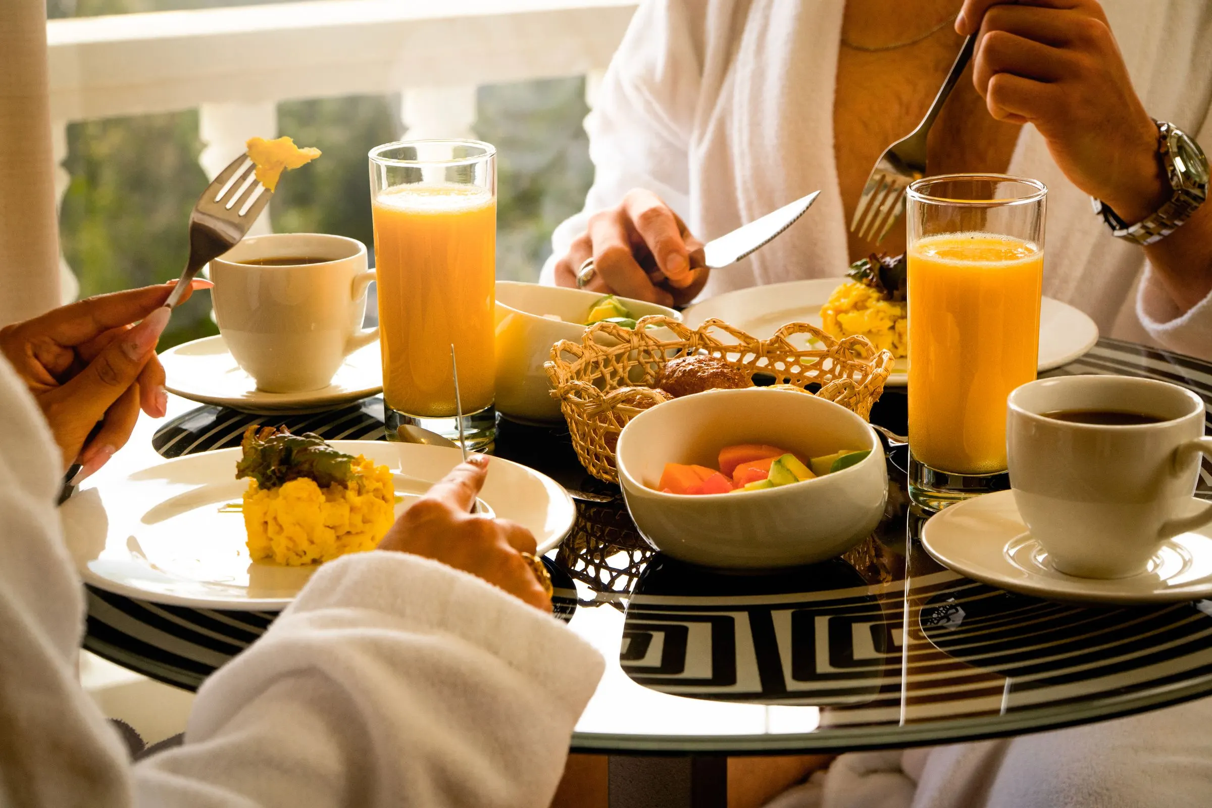 Petit-déjeuner en peignoir avec des jus fraîchement pressés, devant la fenêtre