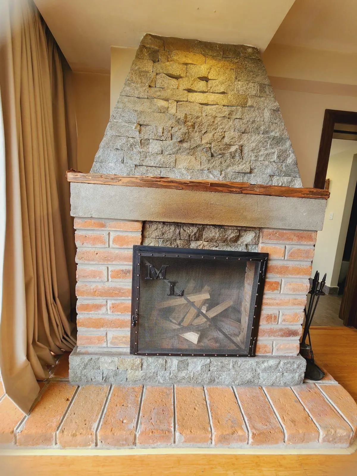 Chimenea de ladrillo encendida en la Junior Suite