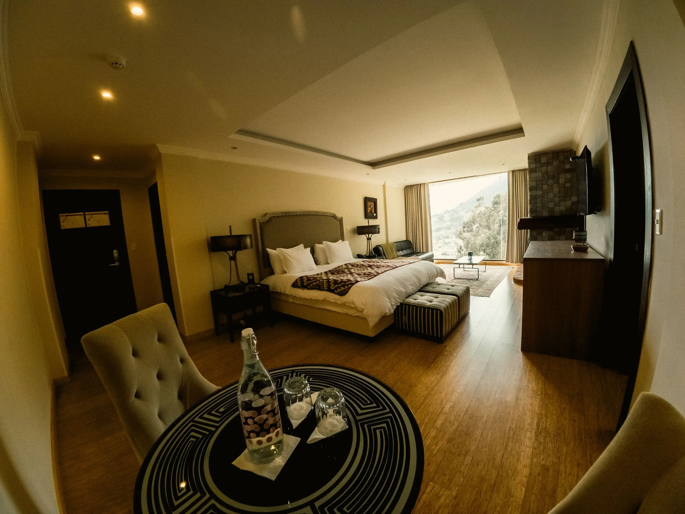 Junior Suite con sofá y detalle de bienvenida sobre la mesa