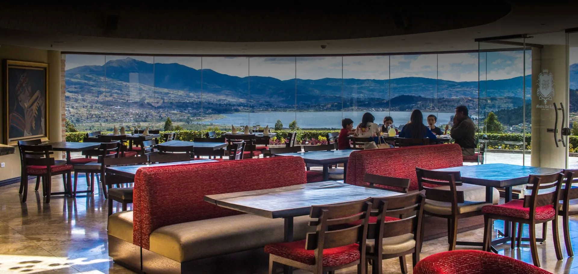 Salón panorámico de El Mirador con mesas frente al lago