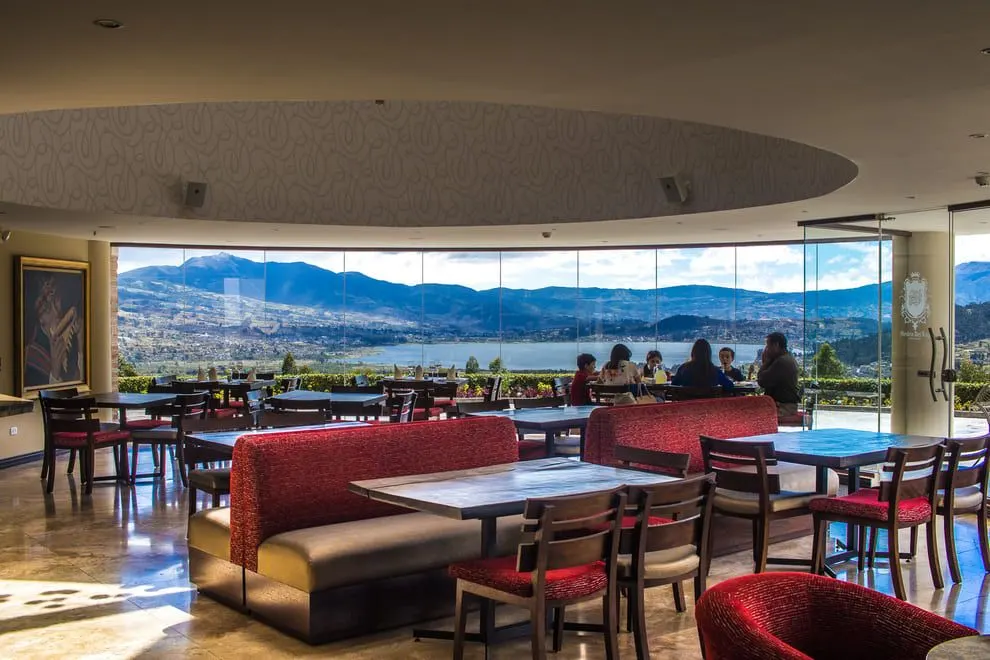 Convives dans la salle d’El Mirador, face à la baie vitrée