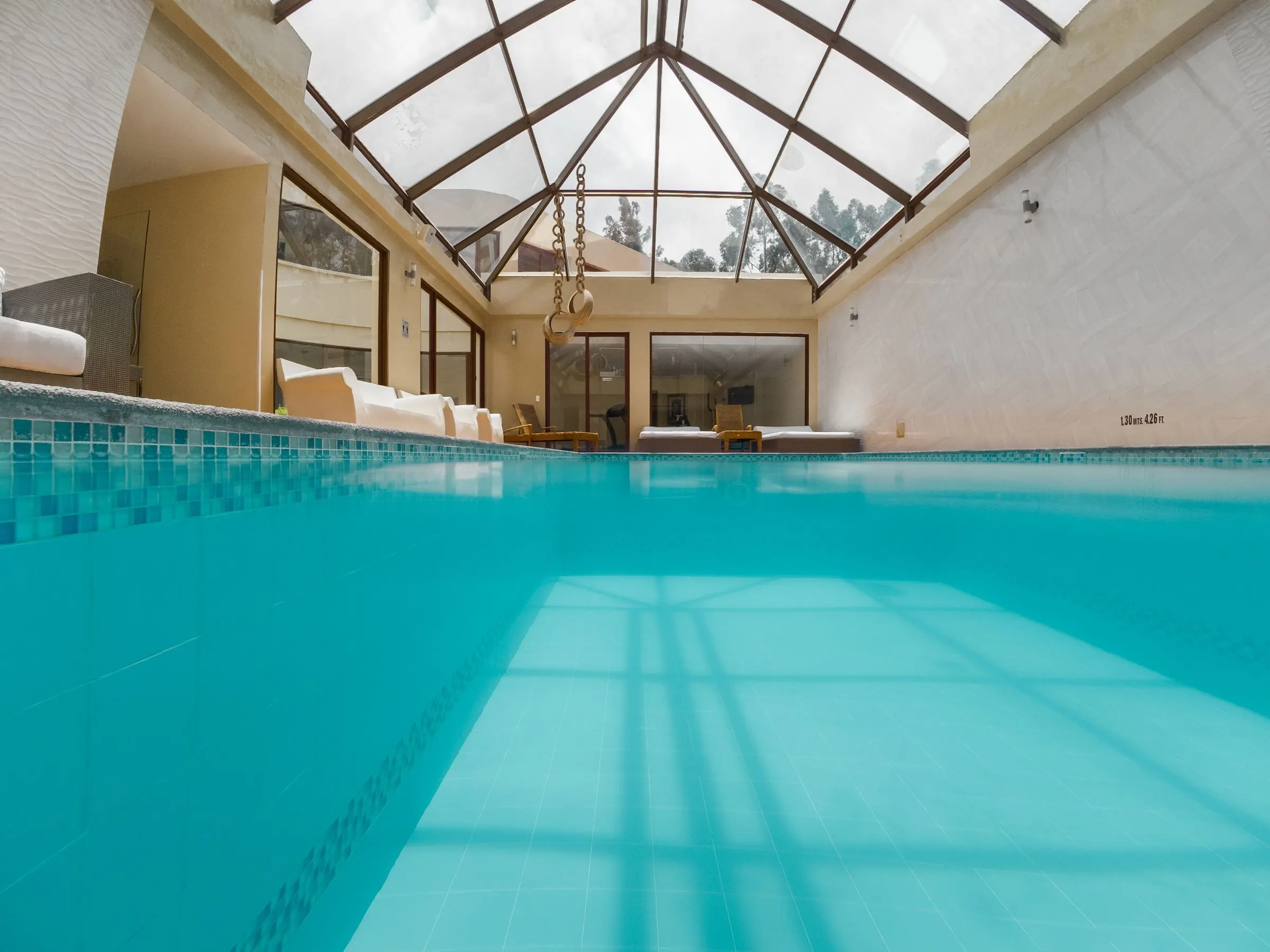 Das Hallenbad unter seinem Glasdach, von oben gesehen