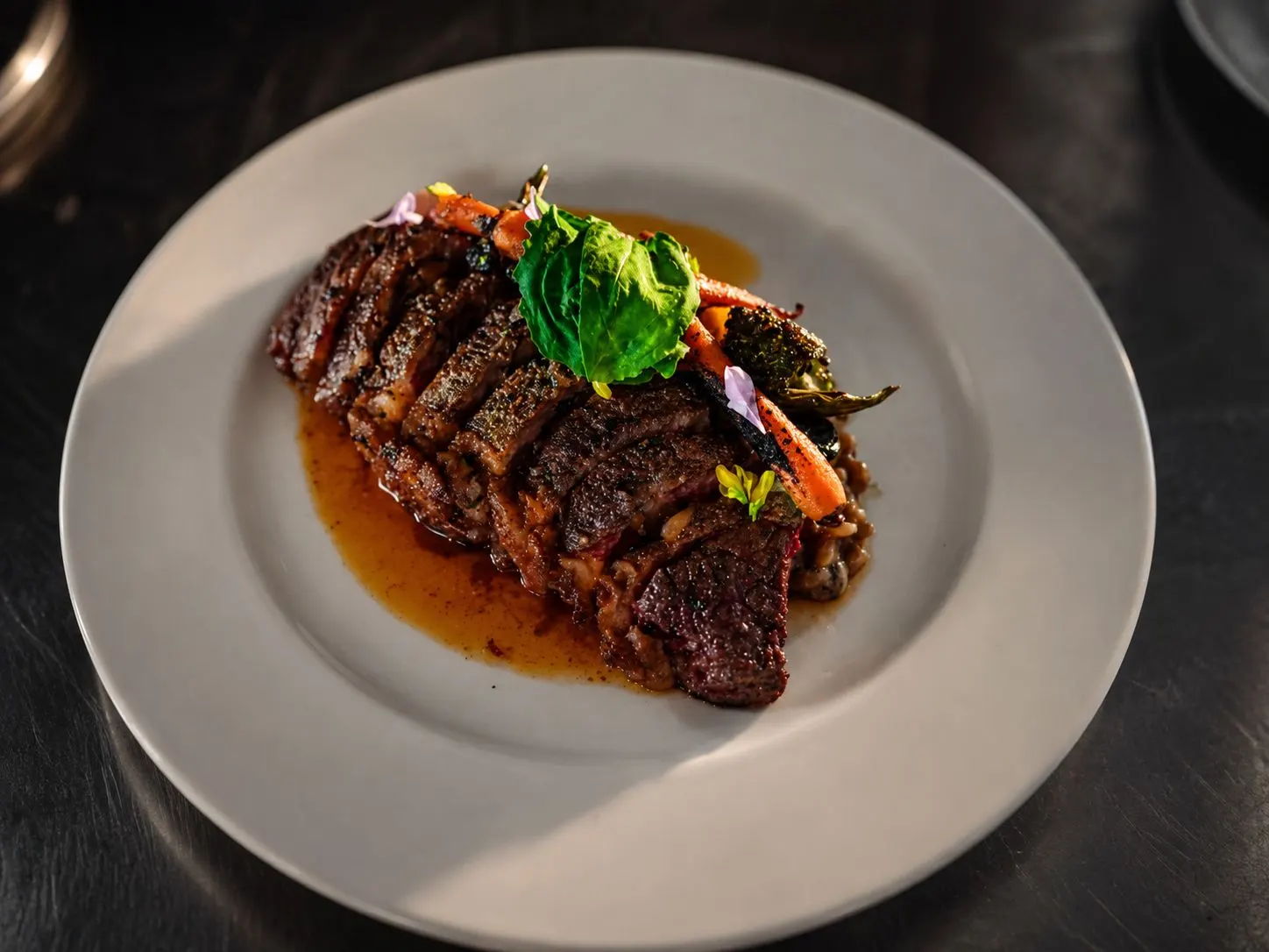 Filet dans son jus, avec des fleurs du potager