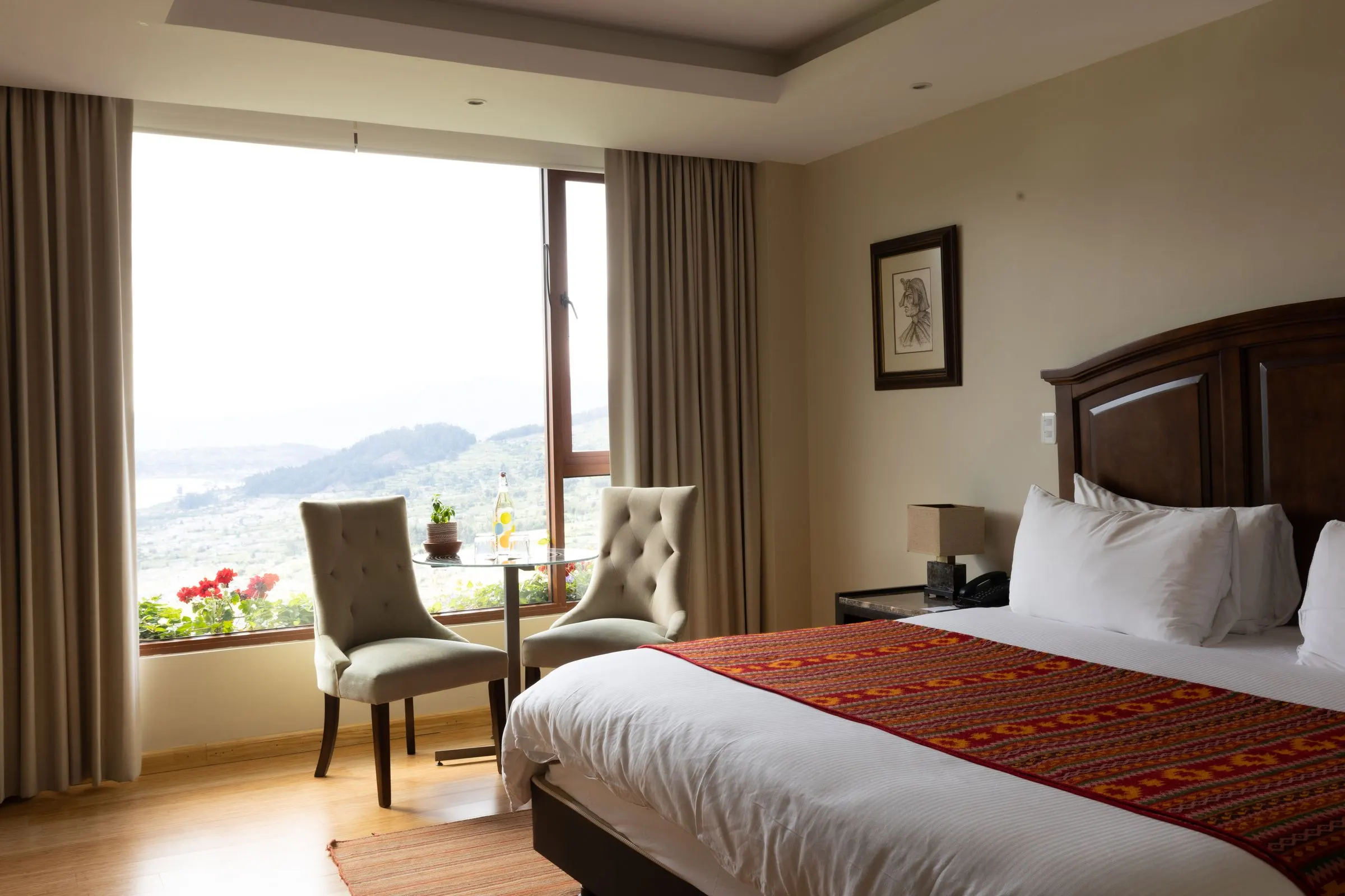 Escritorio junto a la ventana con vista al valle en la King Estándar